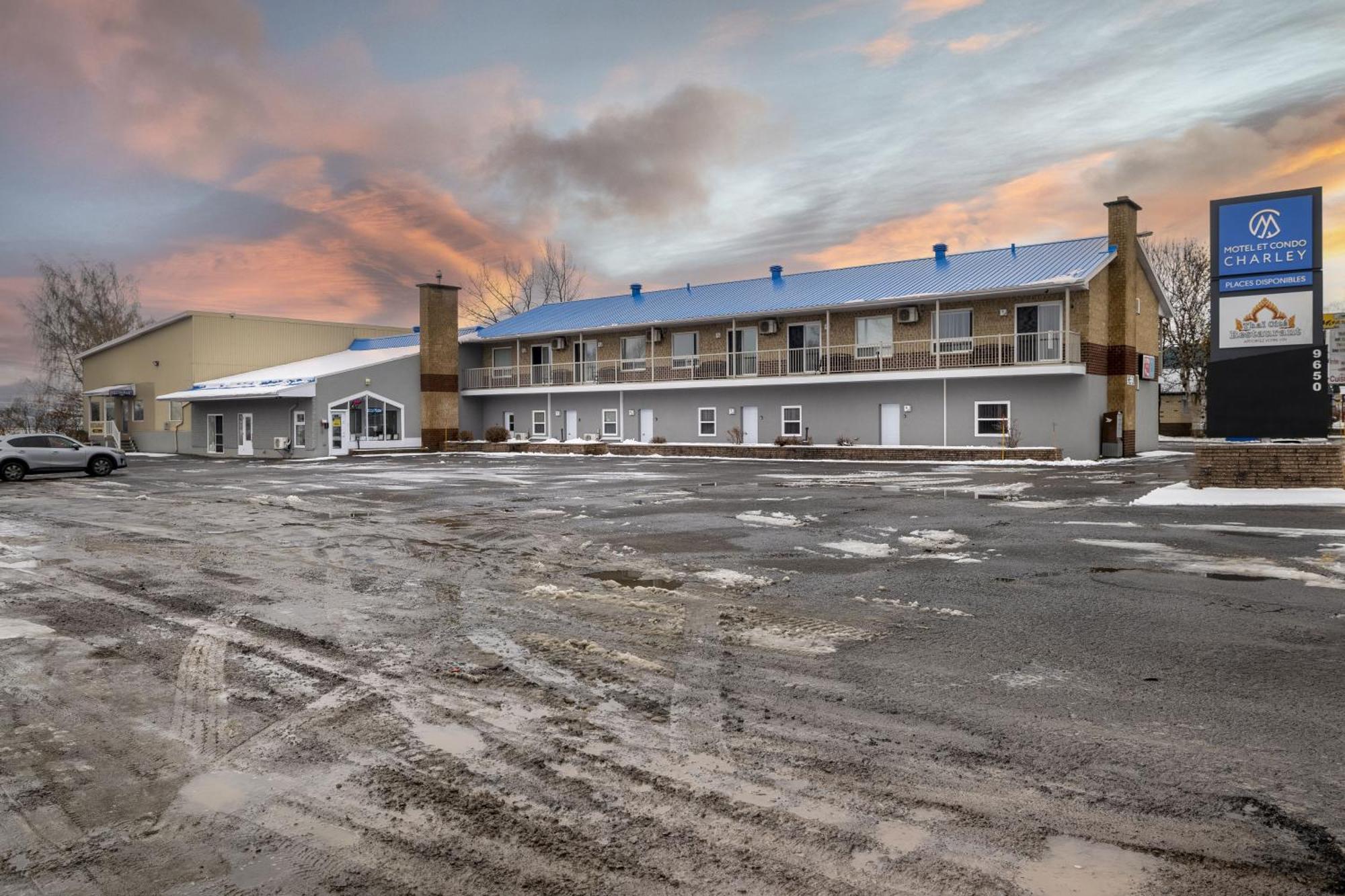 Motel Et Condo Chez Charley Sainte-Anne-de-Beaupré Zewnętrze zdjęcie