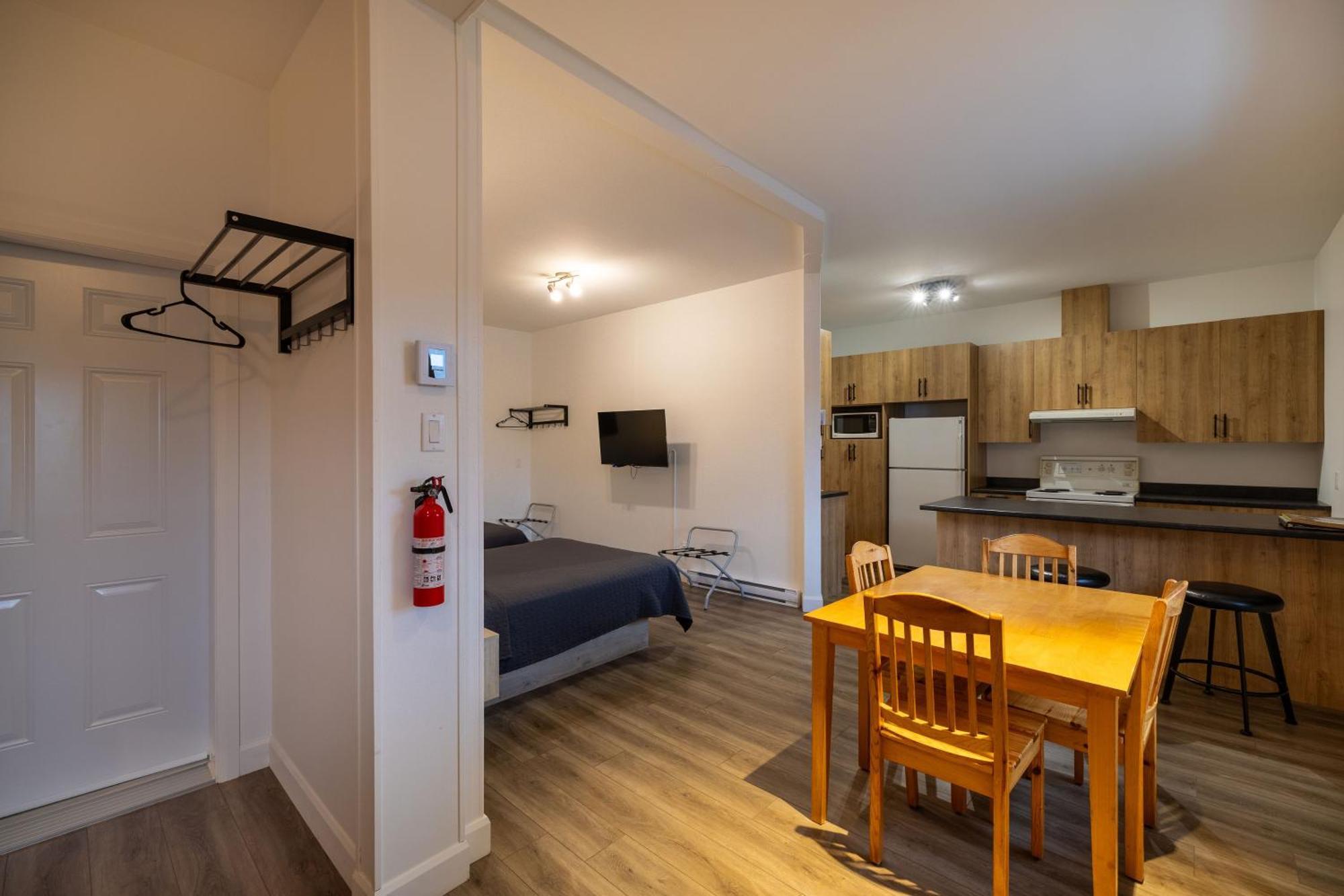 Motel Et Condo Chez Charley Sainte-Anne-de-Beaupré Zewnętrze zdjęcie