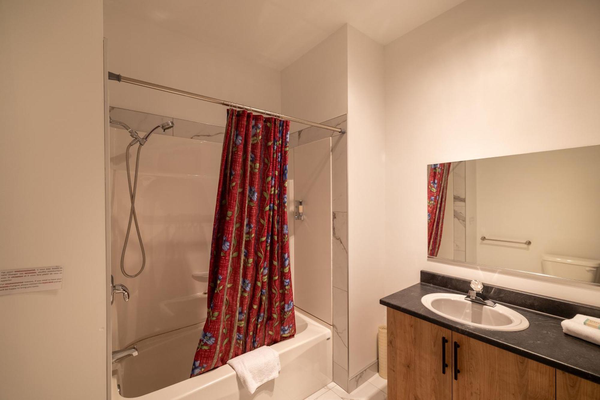 Motel Et Condo Chez Charley Sainte-Anne-de-Beaupré Zewnętrze zdjęcie