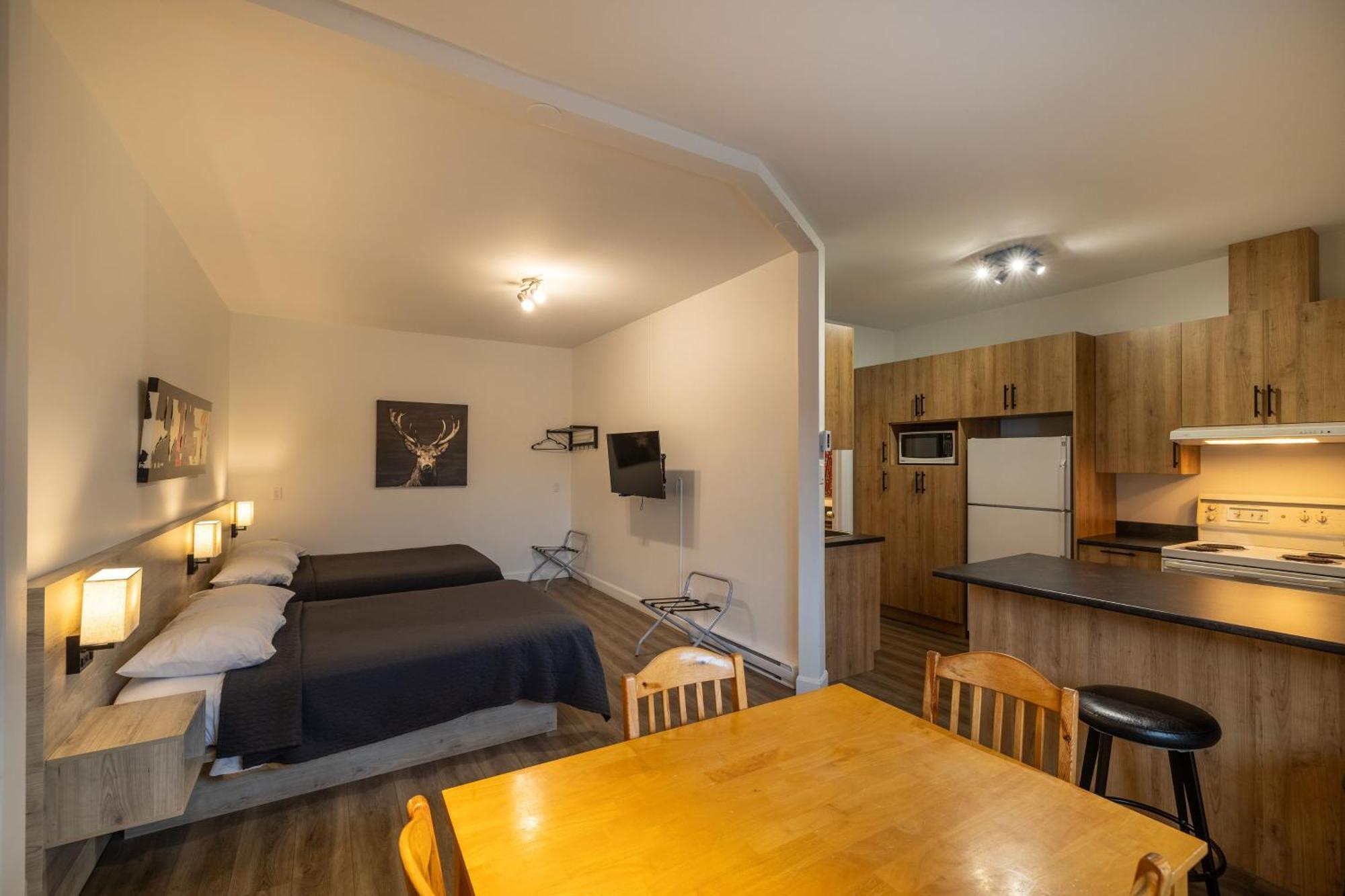 Motel Et Condo Chez Charley Sainte-Anne-de-Beaupré Zewnętrze zdjęcie
