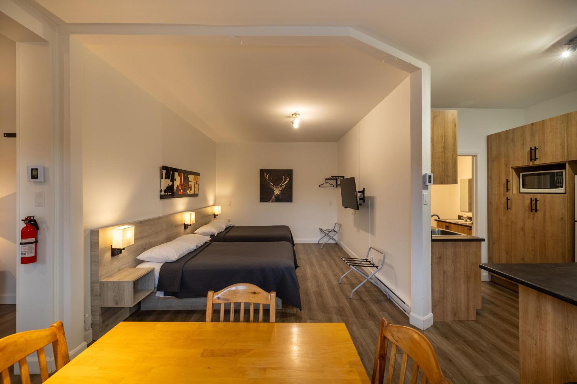 Motel Et Condo Chez Charley Sainte-Anne-de-Beaupré Zewnętrze zdjęcie