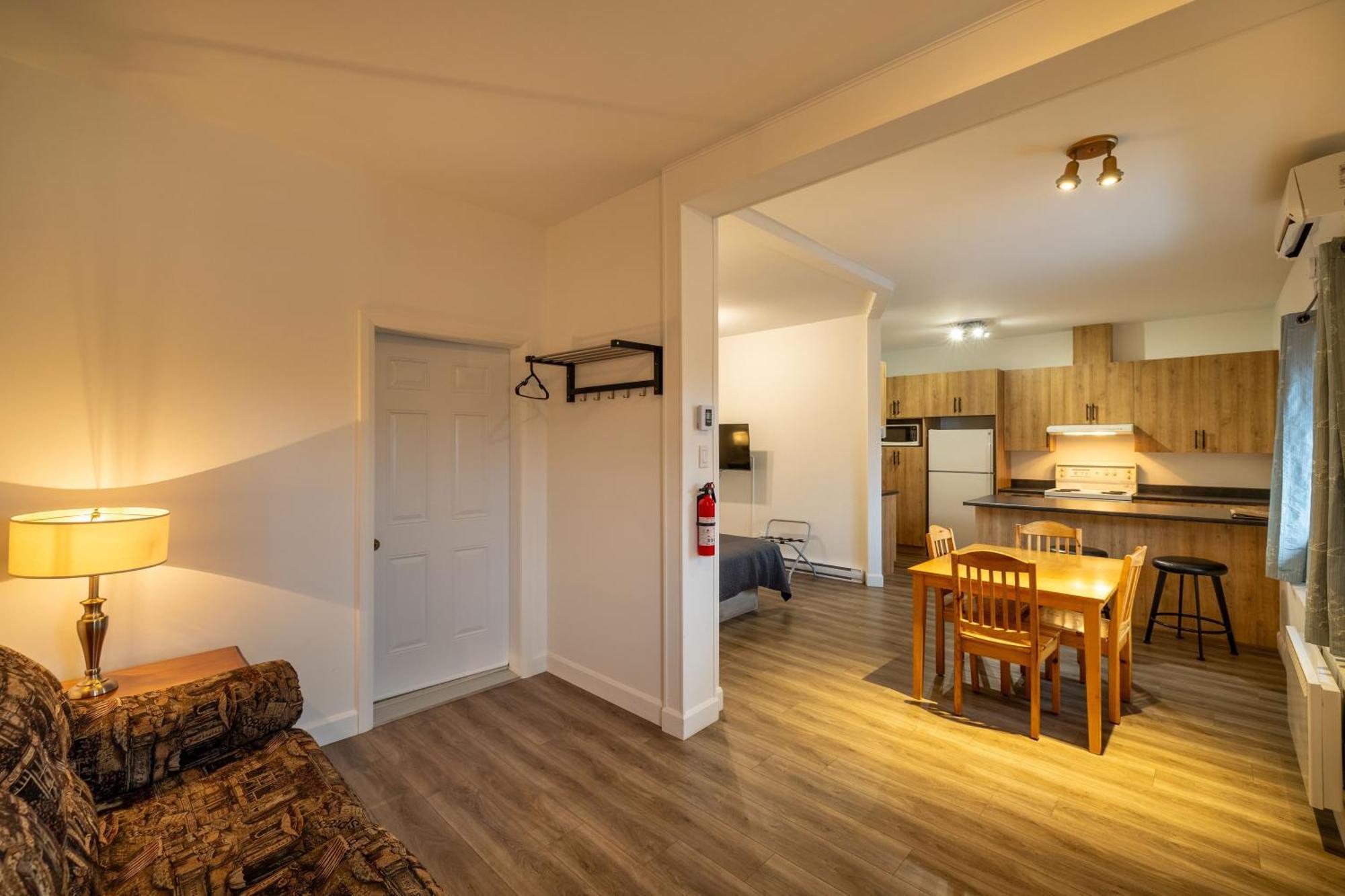 Motel Et Condo Chez Charley Sainte-Anne-de-Beaupré Zewnętrze zdjęcie