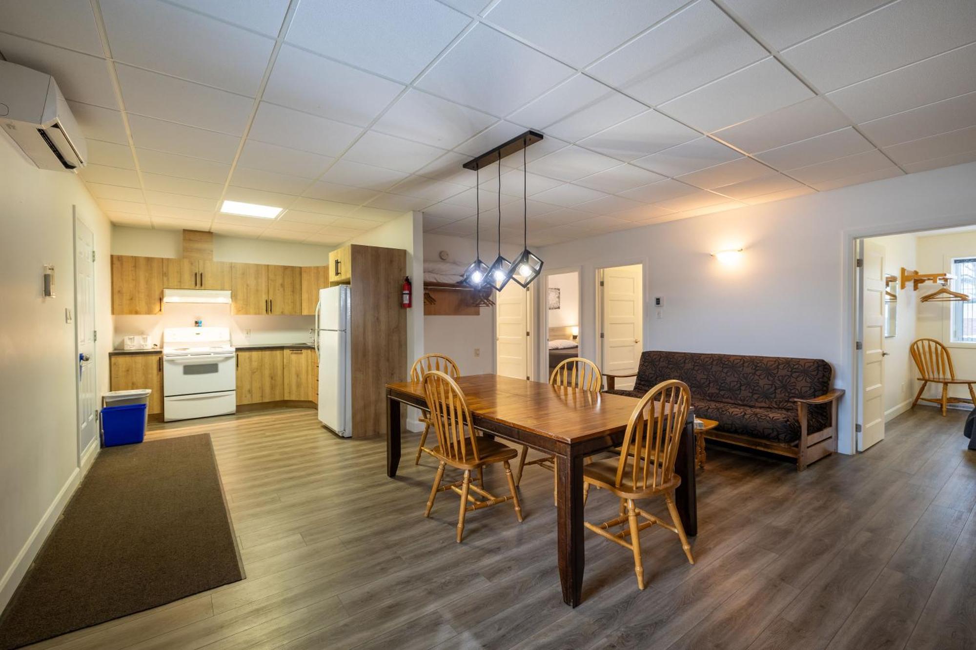 Motel Et Condo Chez Charley Sainte-Anne-de-Beaupré Zewnętrze zdjęcie