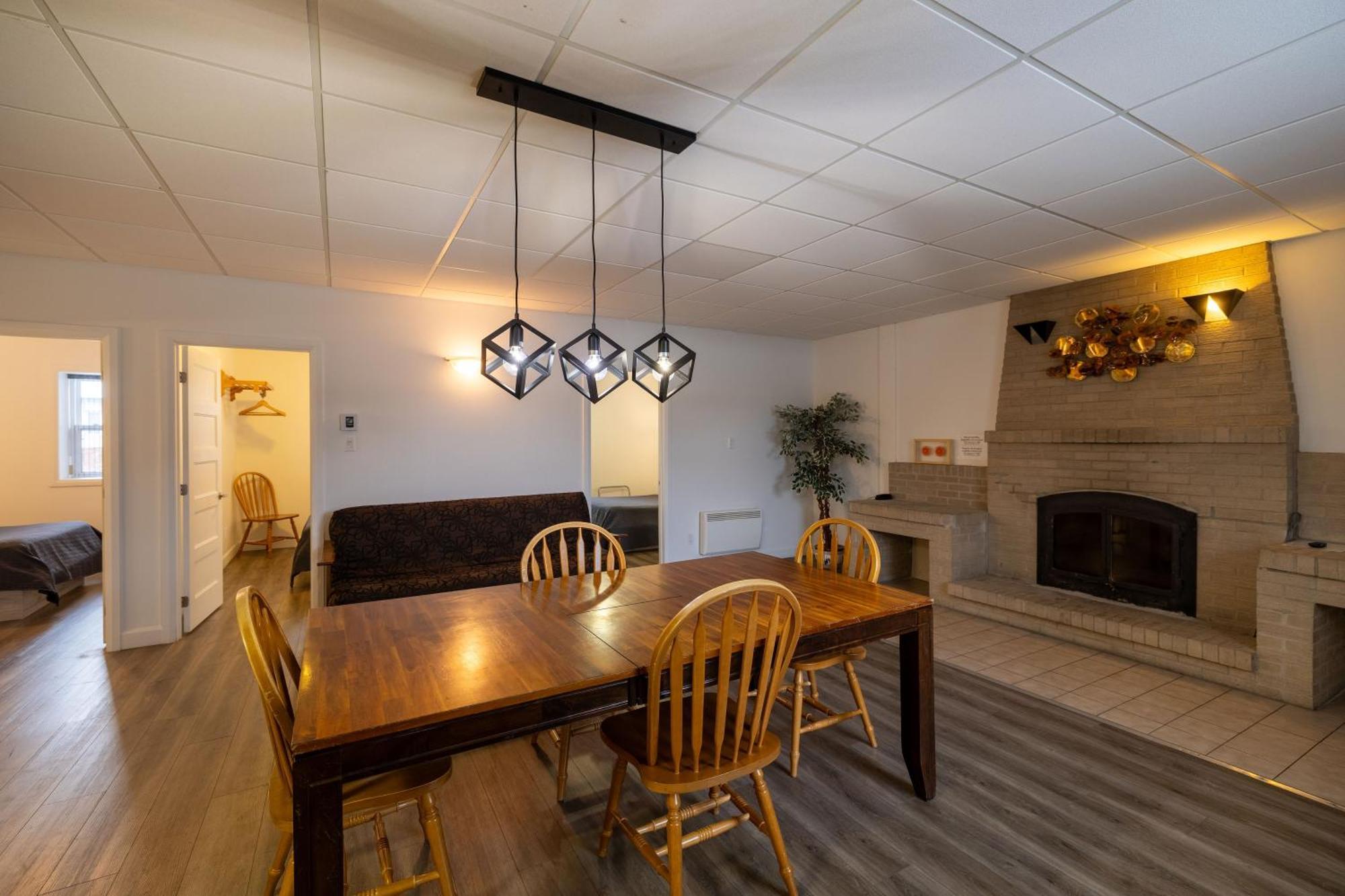Motel Et Condo Chez Charley Sainte-Anne-de-Beaupré Zewnętrze zdjęcie