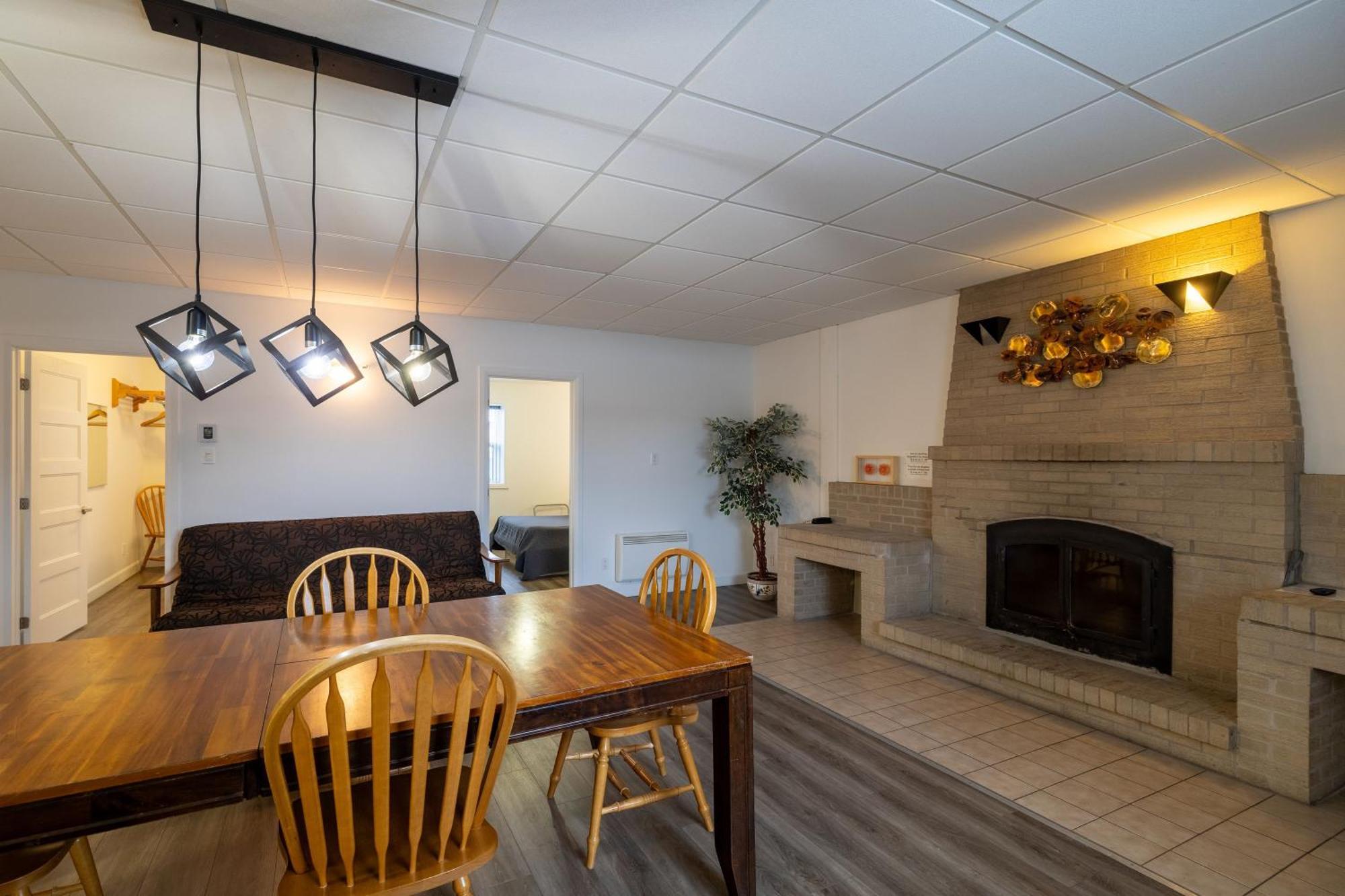 Motel Et Condo Chez Charley Sainte-Anne-de-Beaupré Zewnętrze zdjęcie