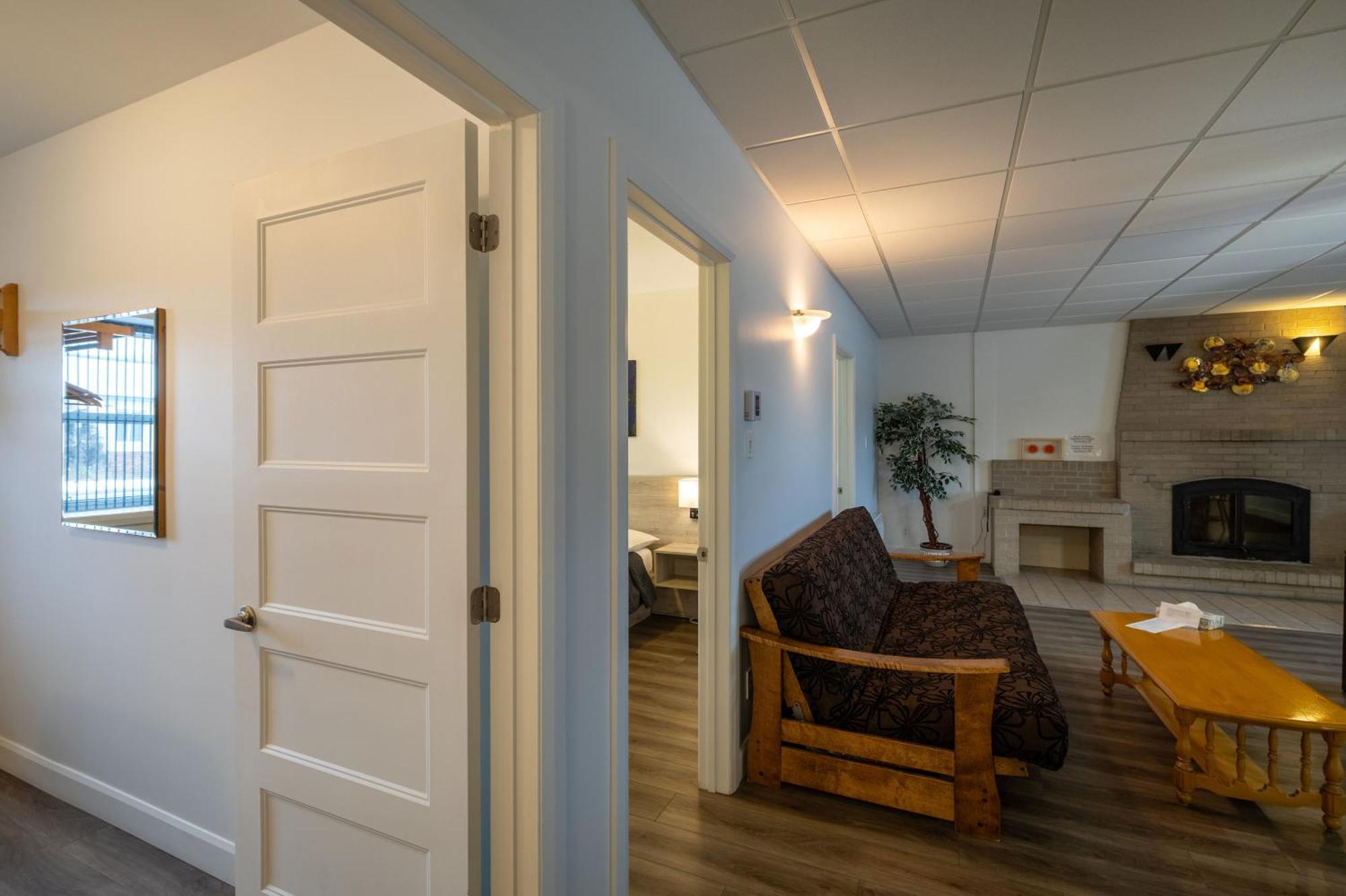 Motel Et Condo Chez Charley Sainte-Anne-de-Beaupré Zewnętrze zdjęcie
