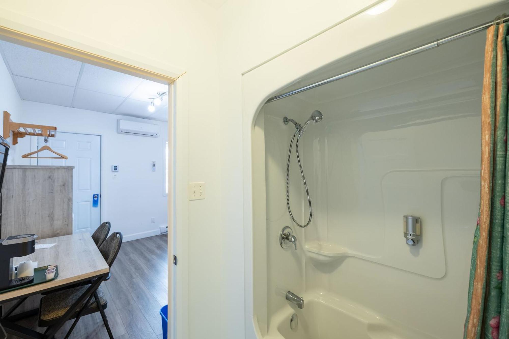 Motel Et Condo Chez Charley Sainte-Anne-de-Beaupré Zewnętrze zdjęcie