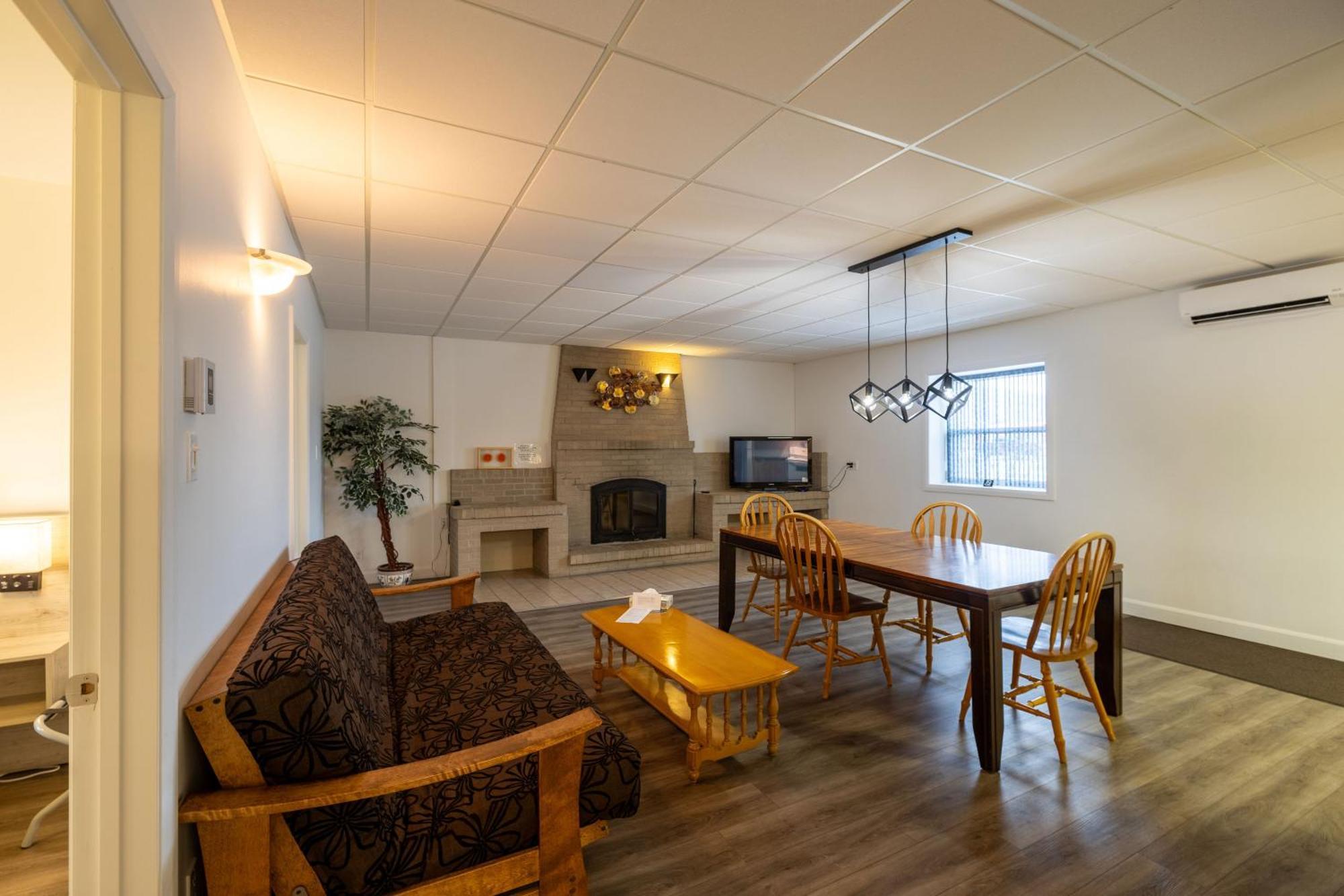 Motel Et Condo Chez Charley Sainte-Anne-de-Beaupré Zewnętrze zdjęcie