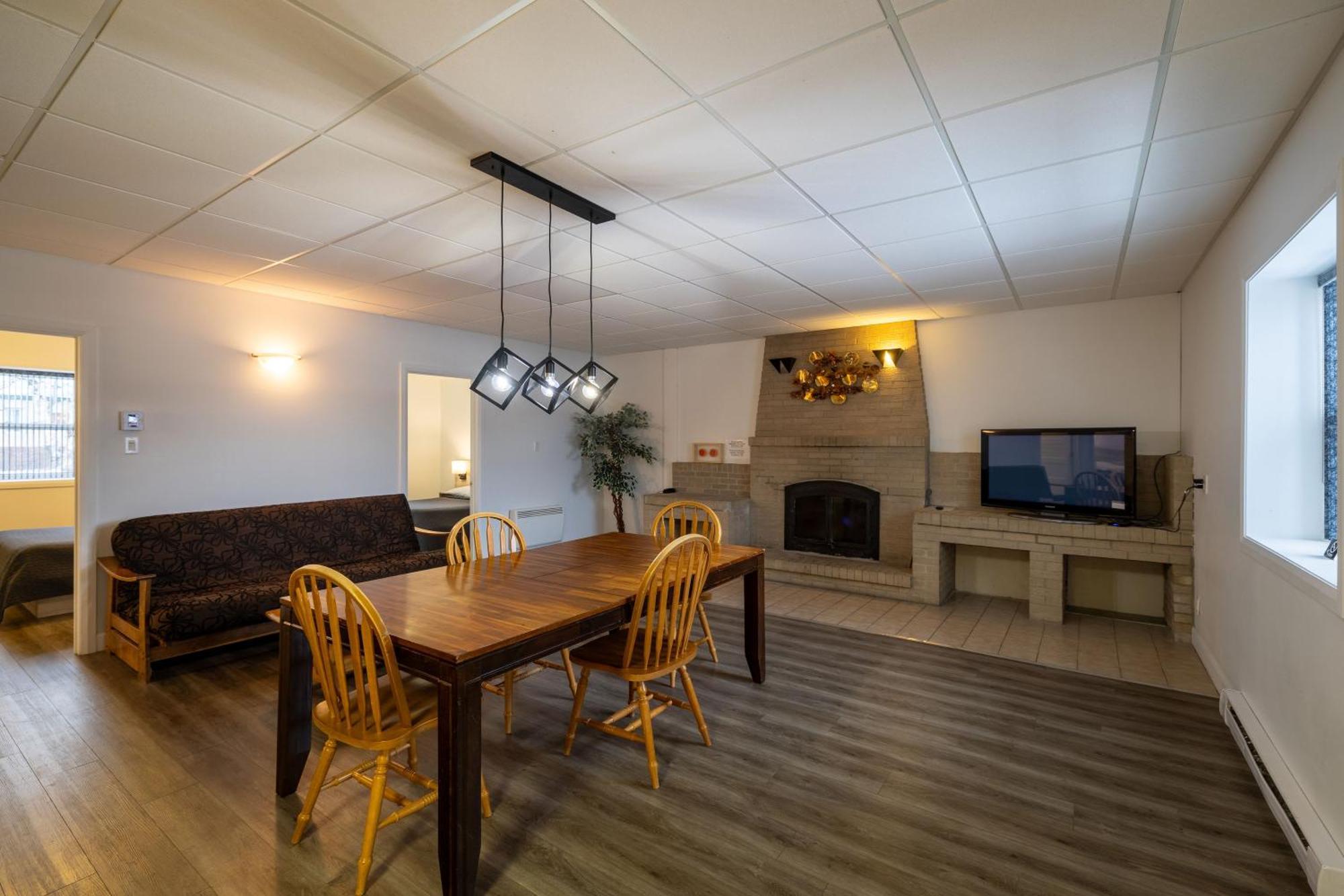 Motel Et Condo Chez Charley Sainte-Anne-de-Beaupré Zewnętrze zdjęcie