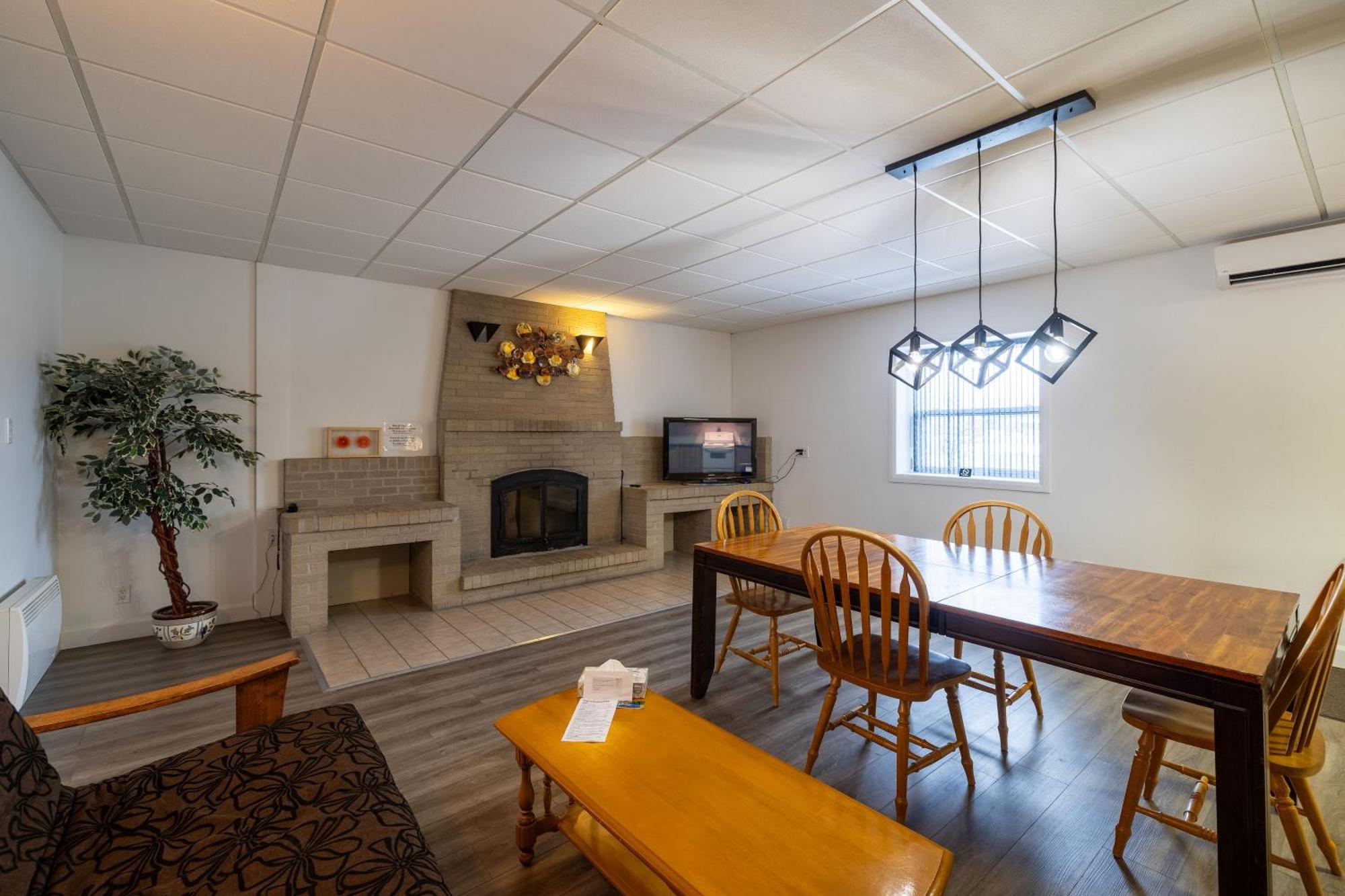 Motel Et Condo Chez Charley Sainte-Anne-de-Beaupré Zewnętrze zdjęcie