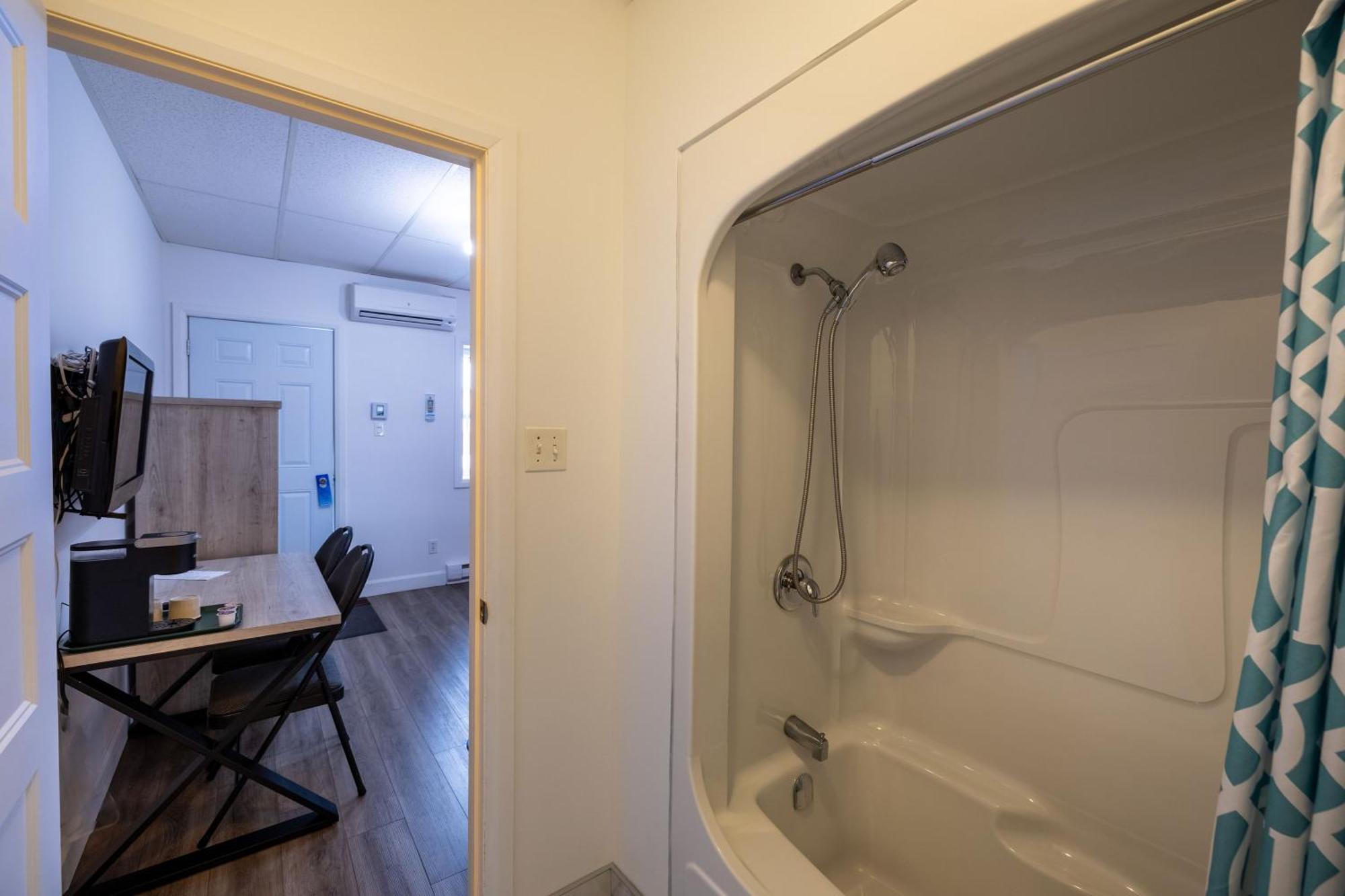 Motel Et Condo Chez Charley Sainte-Anne-de-Beaupré Zewnętrze zdjęcie